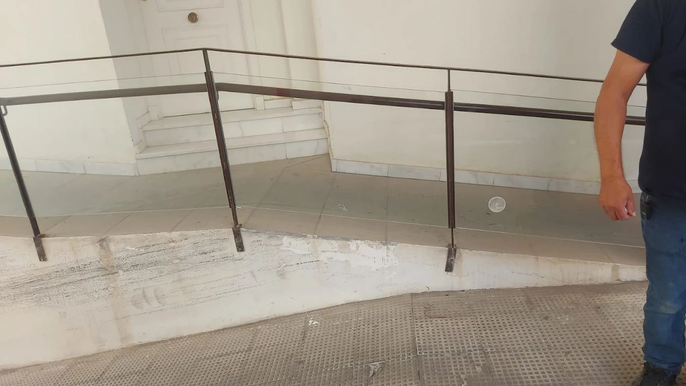 Barandilla de cristal en rampa de acceso