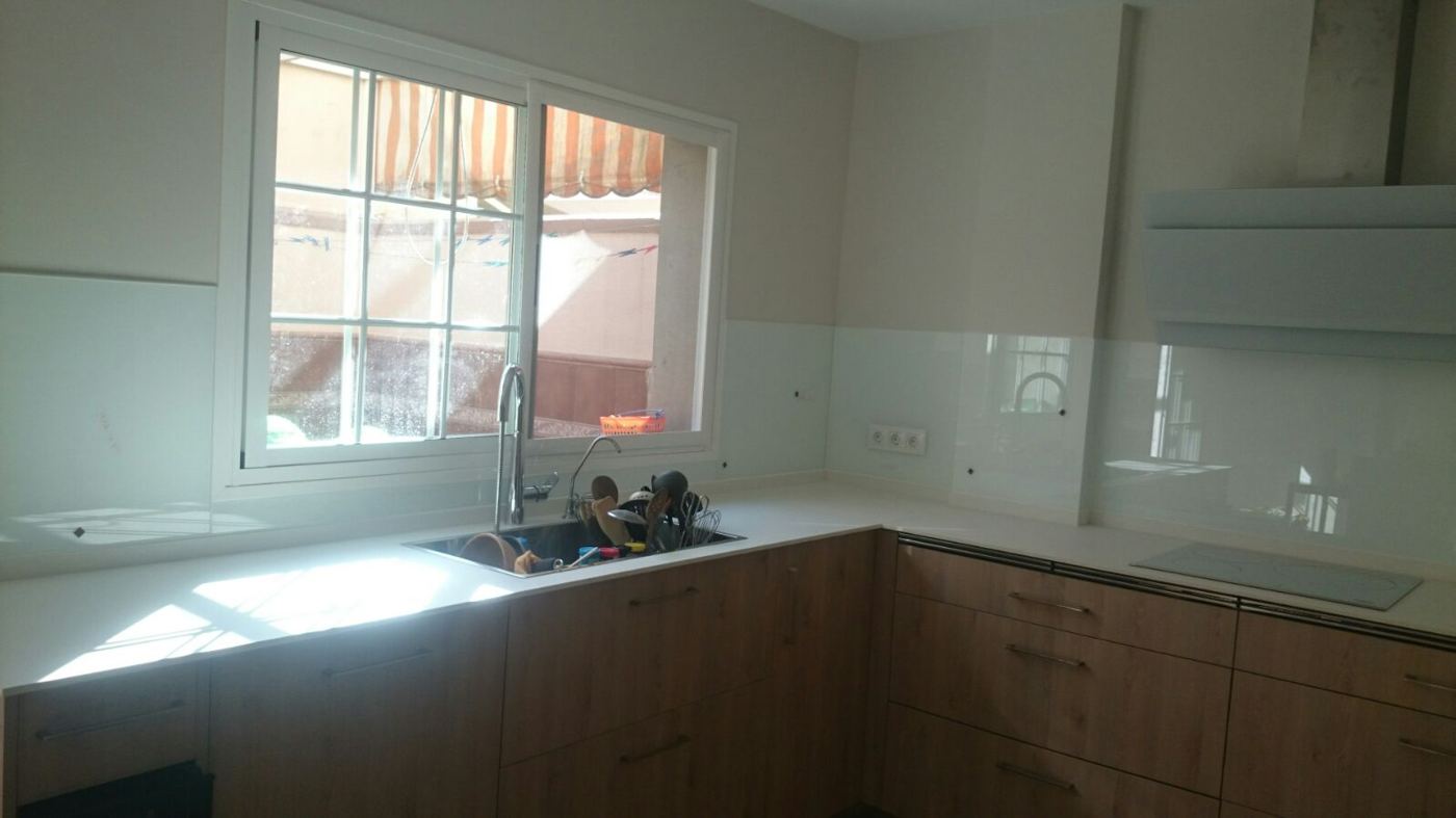 Frente de cocina de cristal