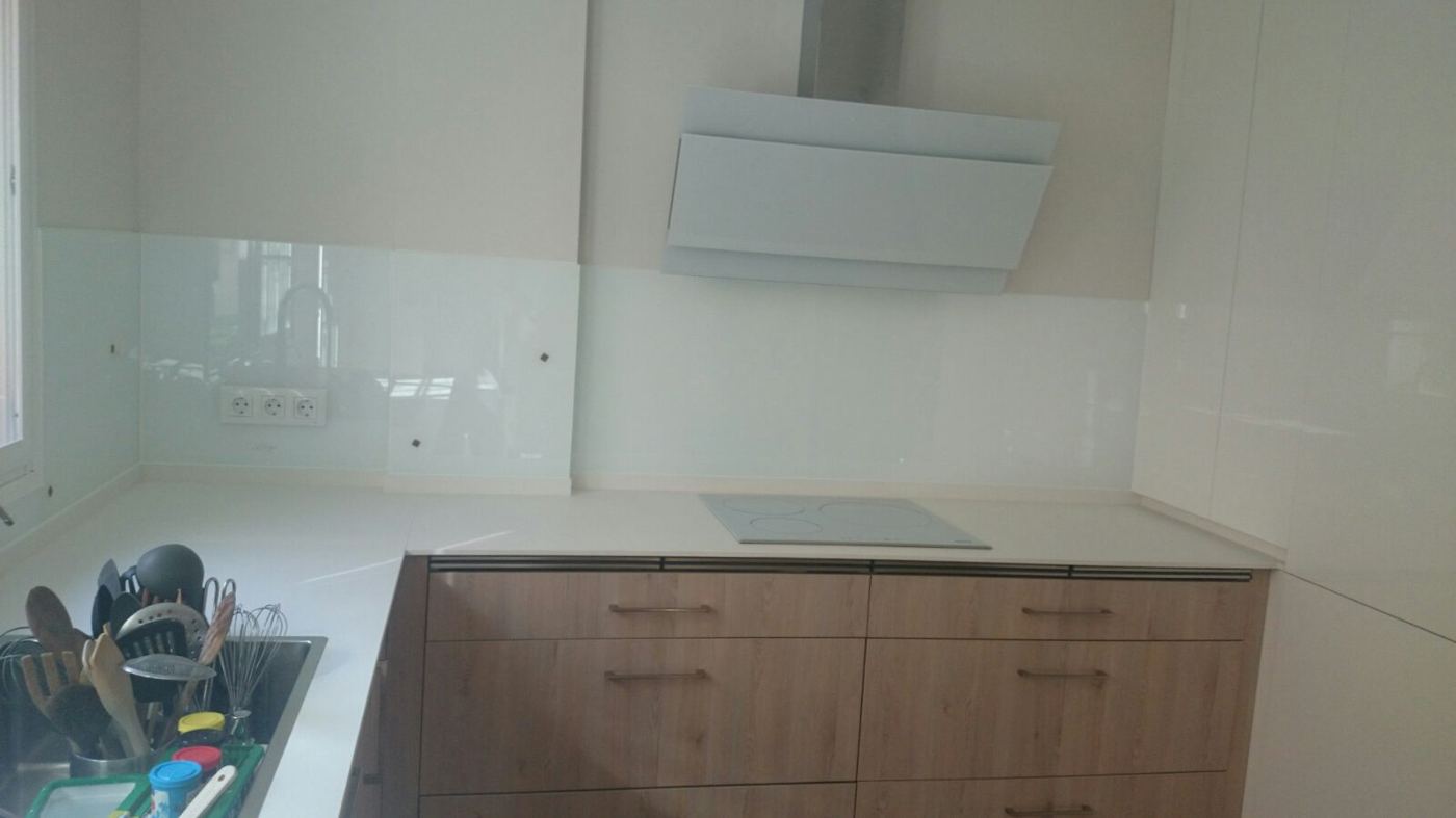 Frente de cocina de cristal blanco
