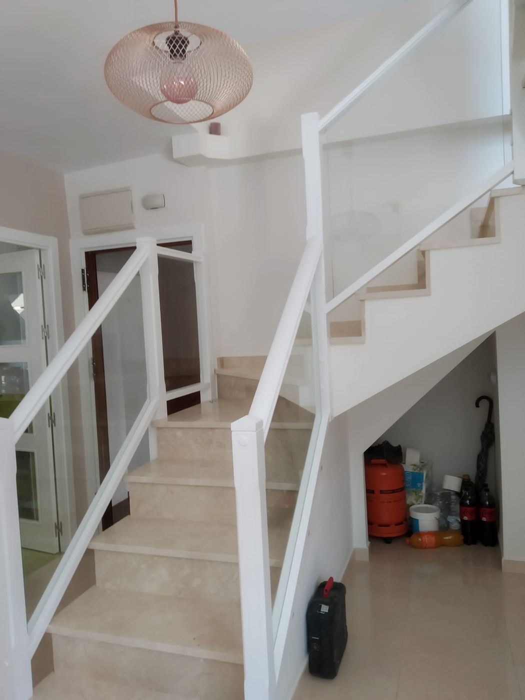 Escalera con barandilla de cristal