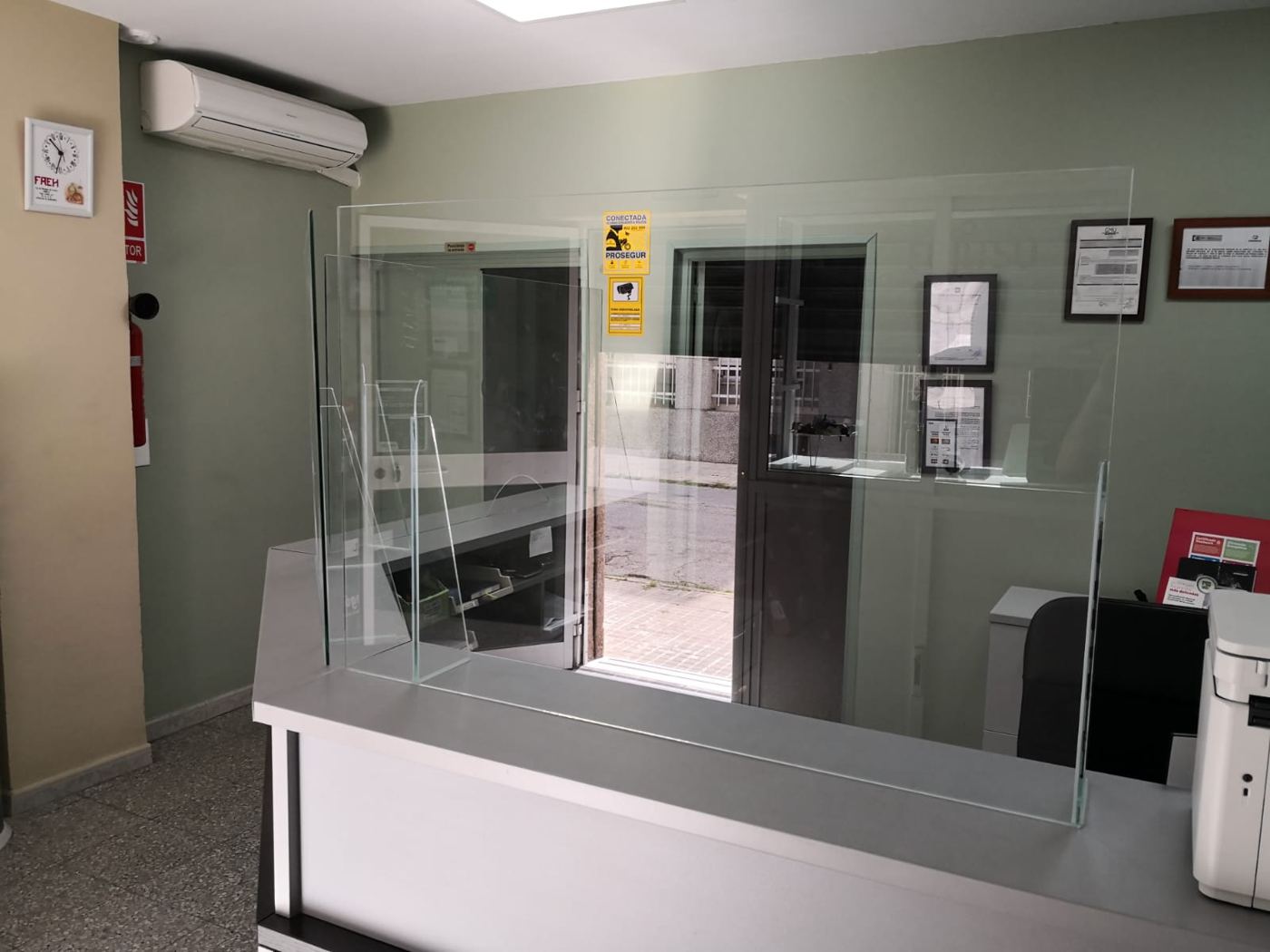 Mamparas de cristal en un mostrador de atención al público