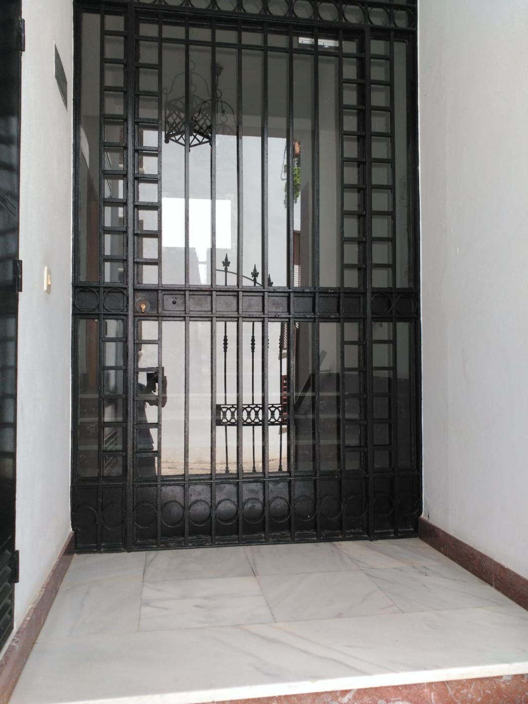Puerta de portal con cristal de seguridad