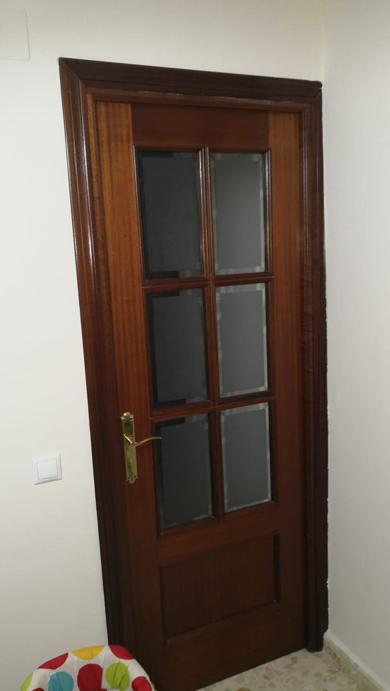 Puerta de madera con cristales biselados
