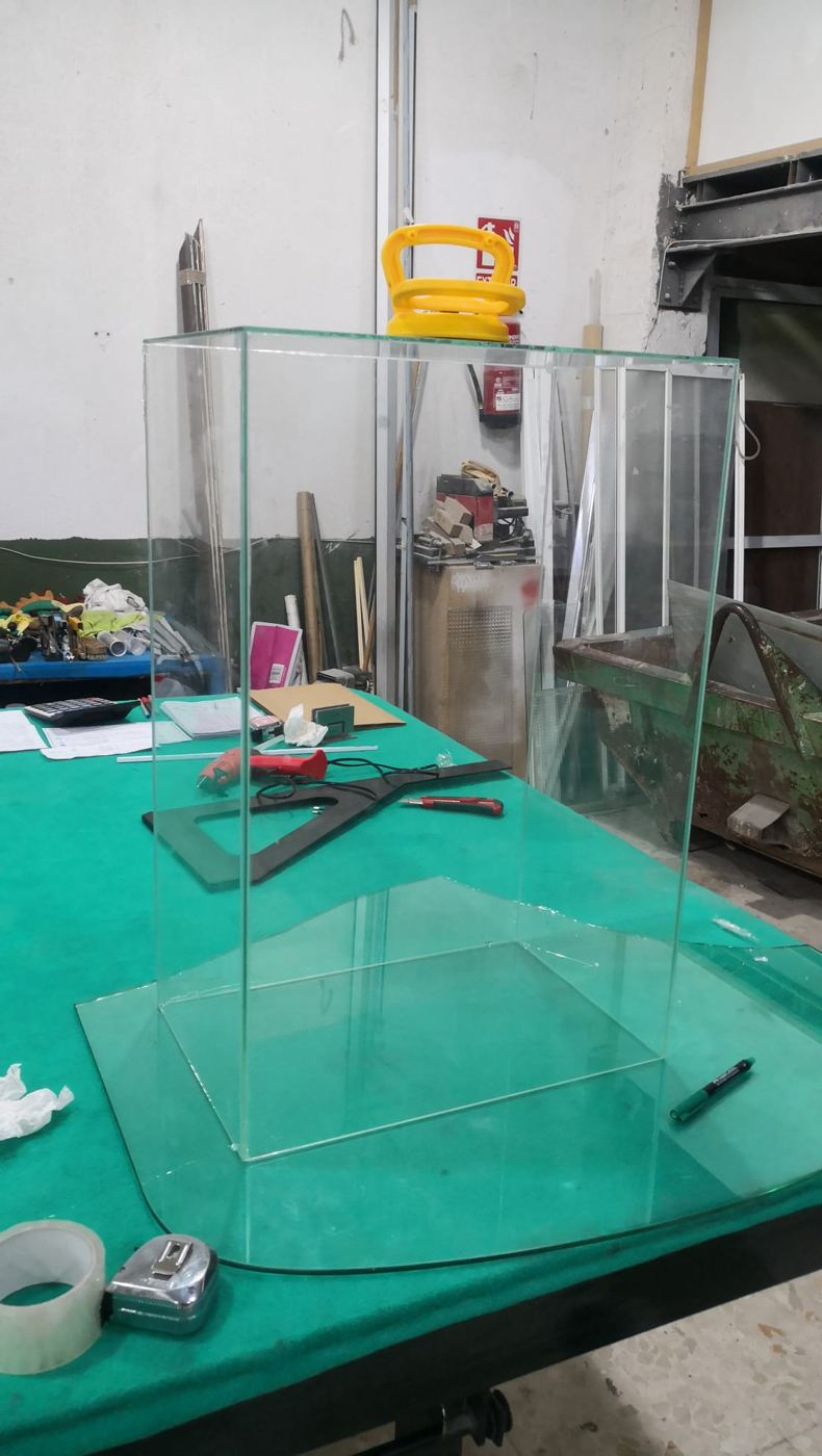 Urna de cristal en el taller