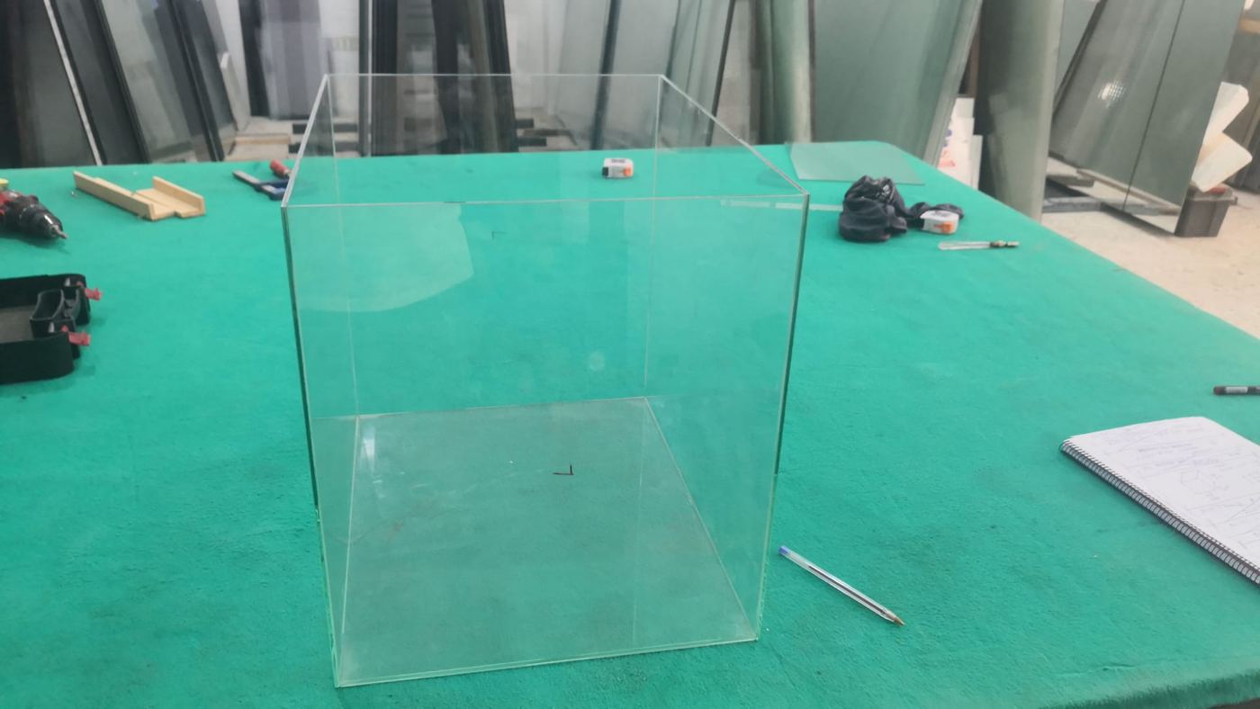 Urna cúbica de cristal