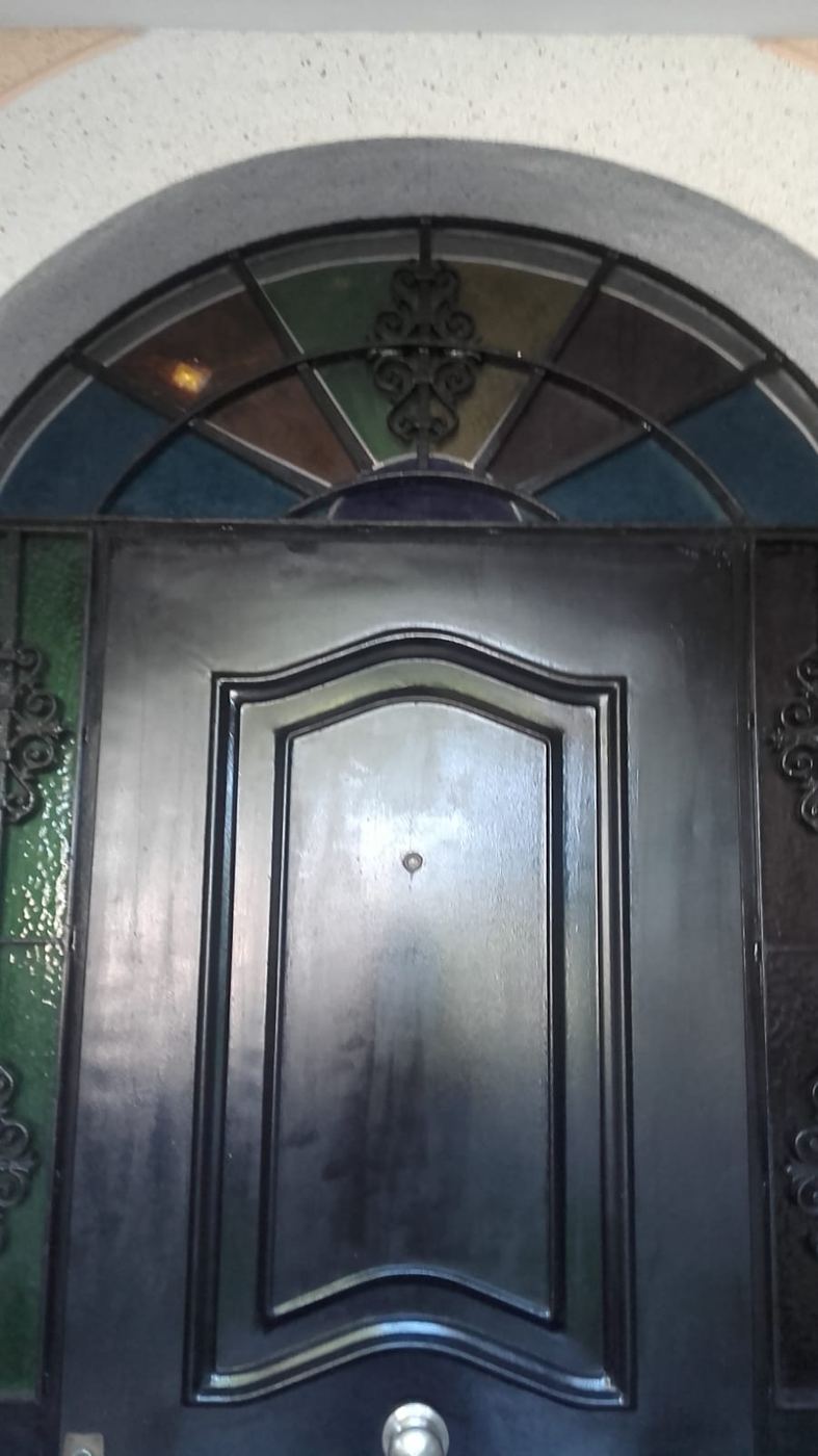 Vidriera de colores sobre puerta de entrada