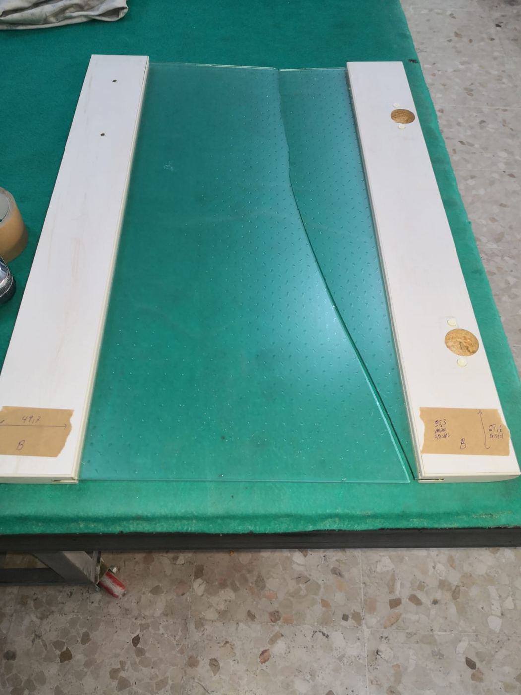 Cristal roto preparado para su sustitución en el taller